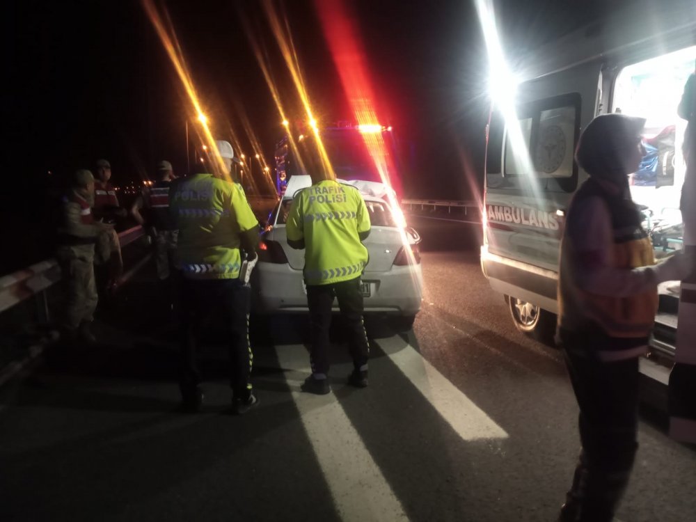 Otomobil kamyona arkadan çarptı: 2 ölü