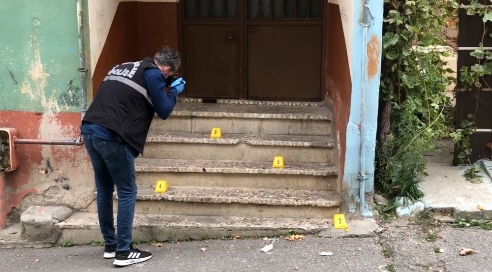 Evinin önünde 17 yaşındaki husumetlisi tarafından vuruldu!