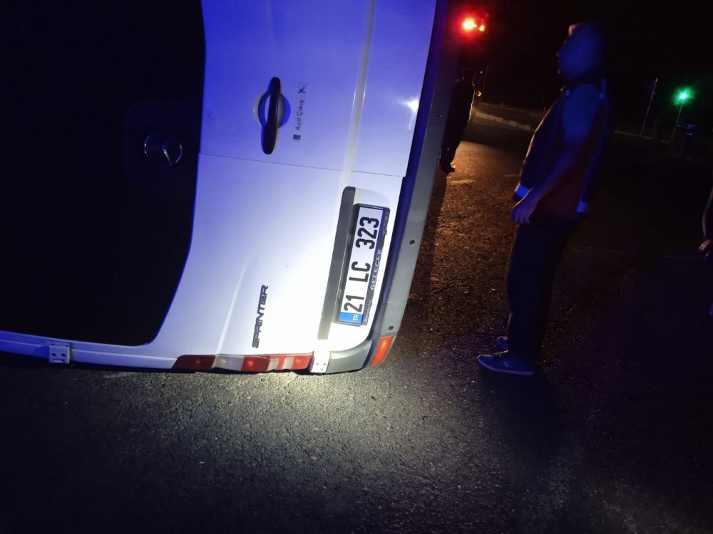 Mardin'de minibüs ile hafif ticari araç çarpıştı: 8 yaralı