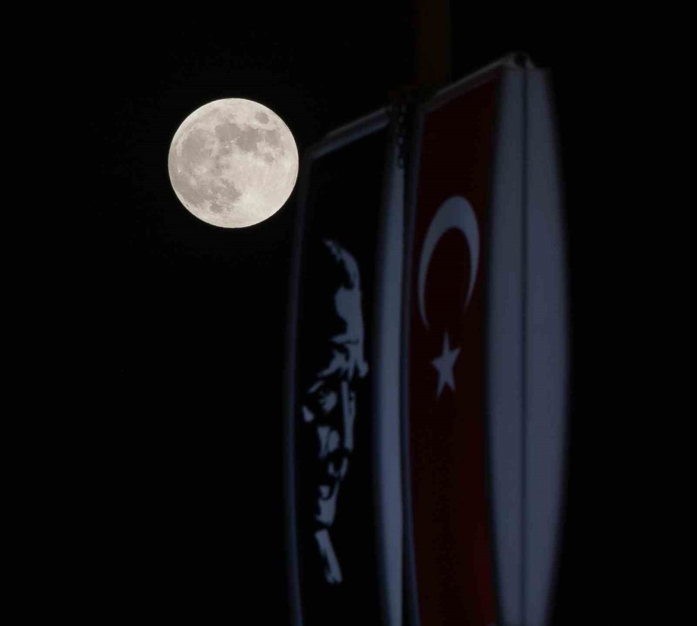 Kanlı ay tutulması kartpostallık görüntüler oluşturdu