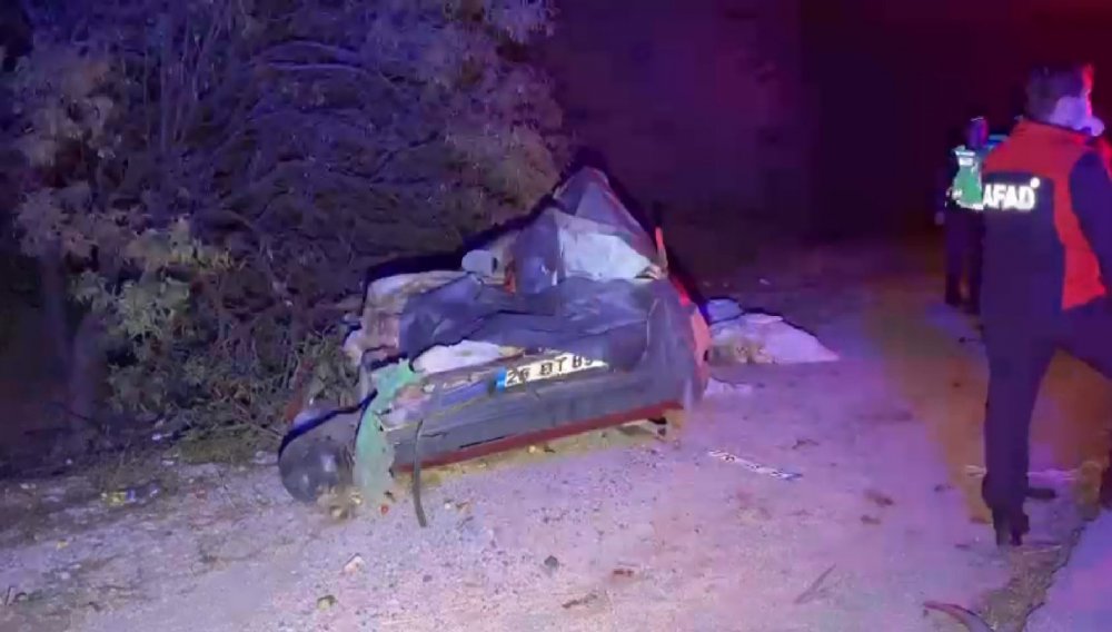 Kamyona çarpan otomobildeki 2 kişi hayatını kaybetti