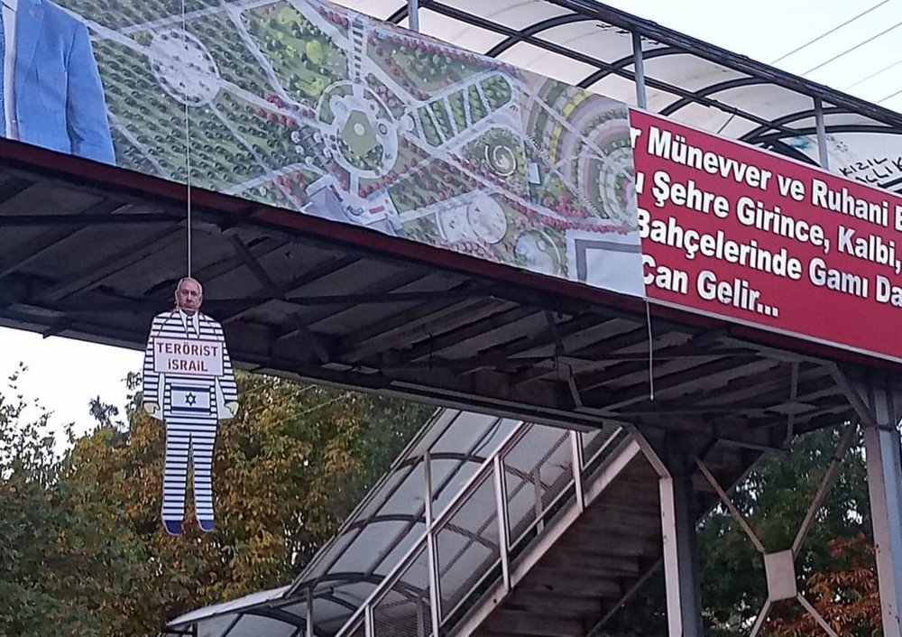 Netanyahu'nun maketini üst geçide astılar