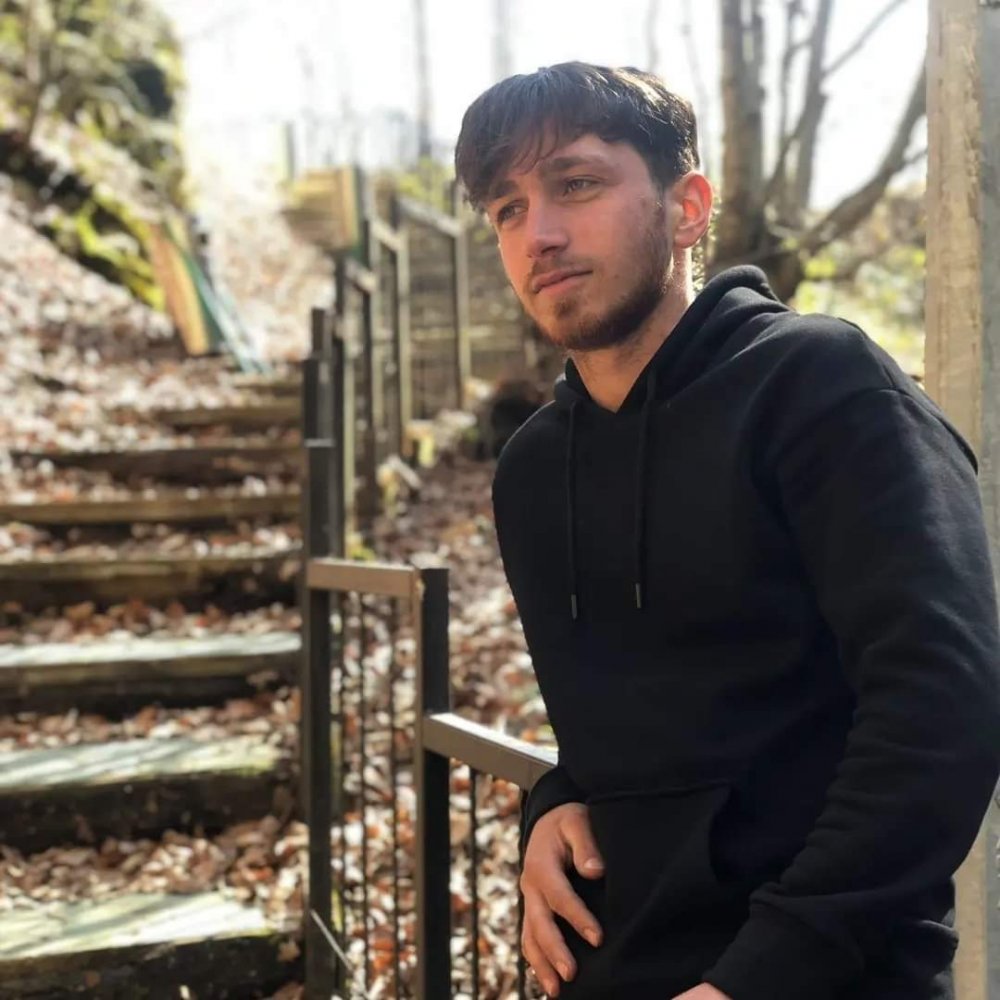 Kapalı olan yolda iş makinesine çarpan motosikletteki iki genç öldü