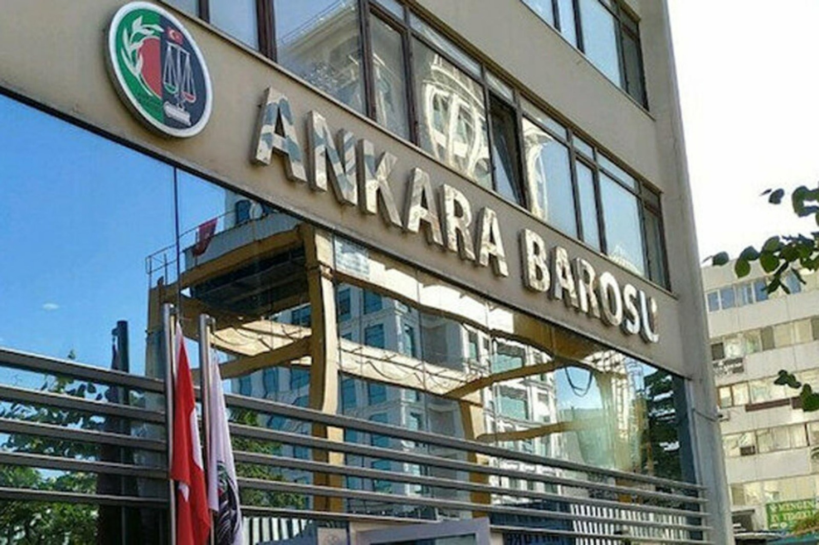 ankara-barosunda-skandal-lgbtye-tepki-gosteren-avukat-gorevinden-edildi-001.jpg
