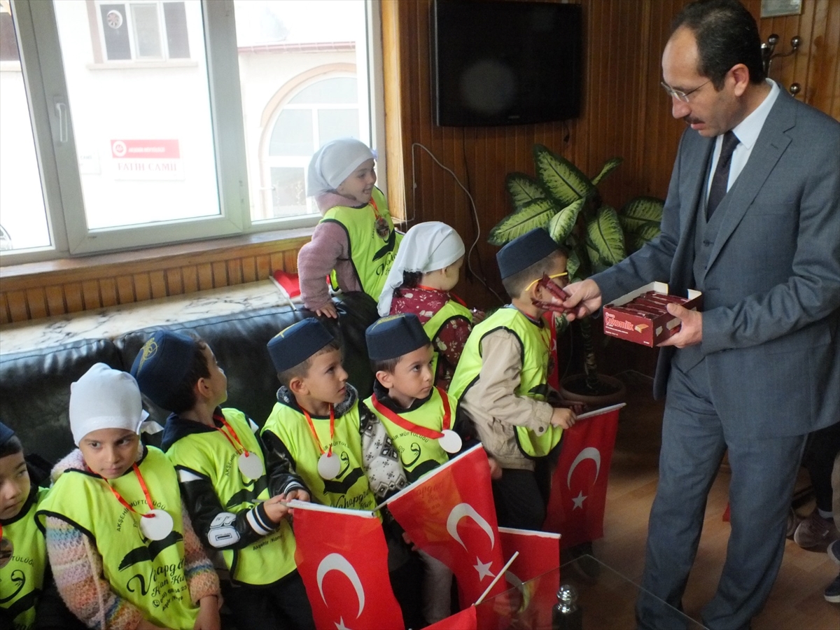 aa-20231102-32615407-32615406-aksehirde-ogrenciler-kumbaralardaki-parayi-filistine-destek-icin-bagisladi.jpg