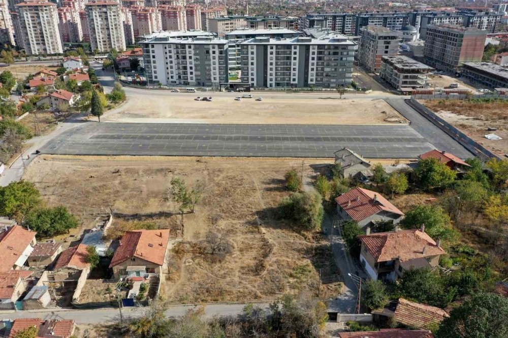 Konya'da cuma günleri kurulan semt pazarı yeni yerinde