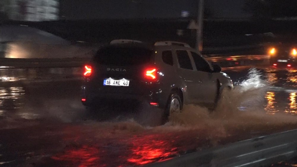 Sağanak etkili oldu, cadde ve sokaklar suyla doldu