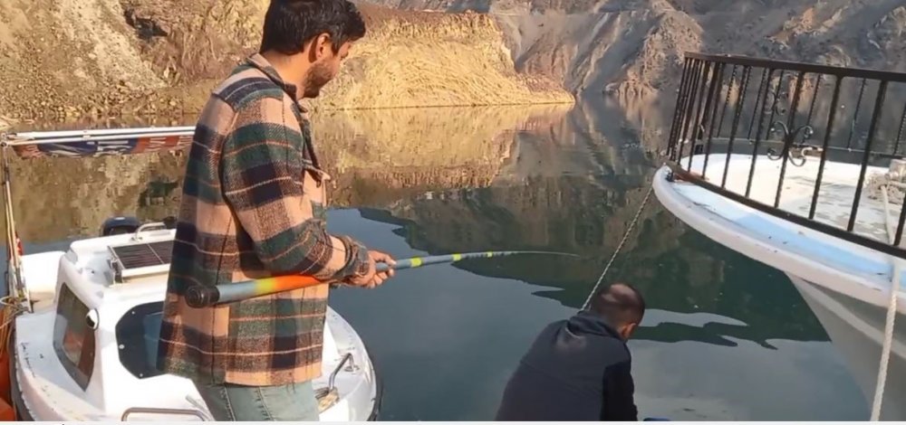 Sular altında kalan ilçede oltayla balık tutulmaya başlandı