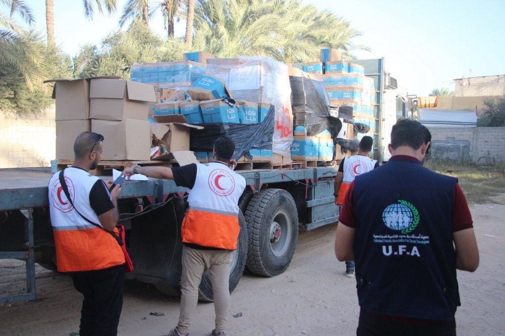Filistin Kızılayı, insani yardım yüklü 30 kamyonu daha teslim aldı