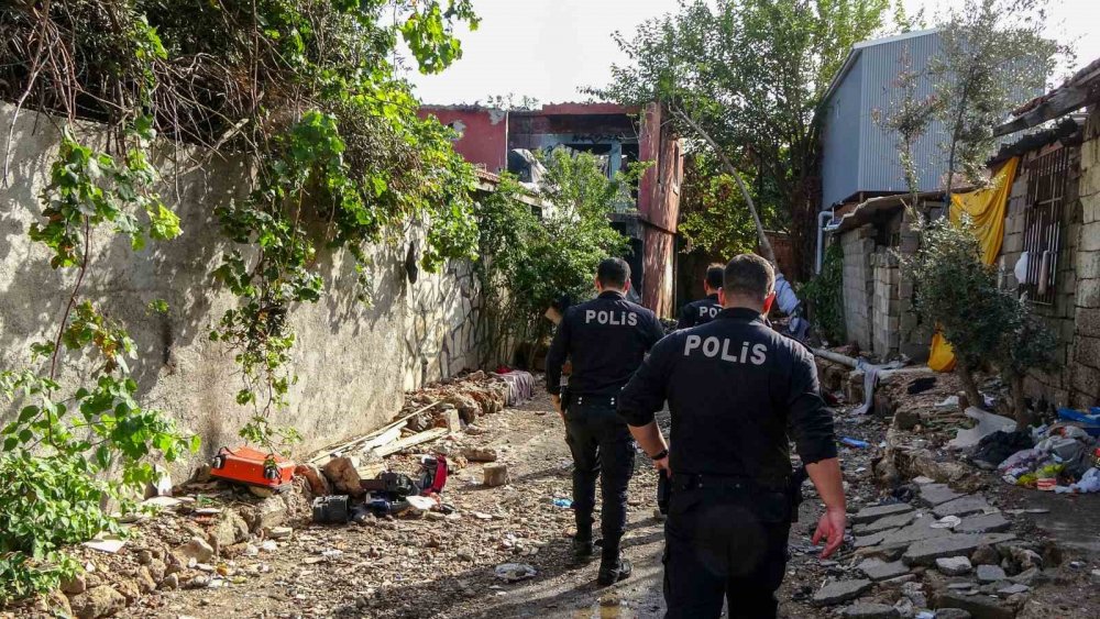 Antalya'da genç adamın şüpheli ölümü! Binada hareketsiz yatarken bulundu