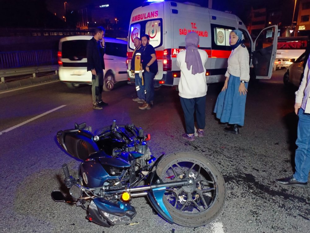 Motosiklet otomobile çarptı: 1 yaralı