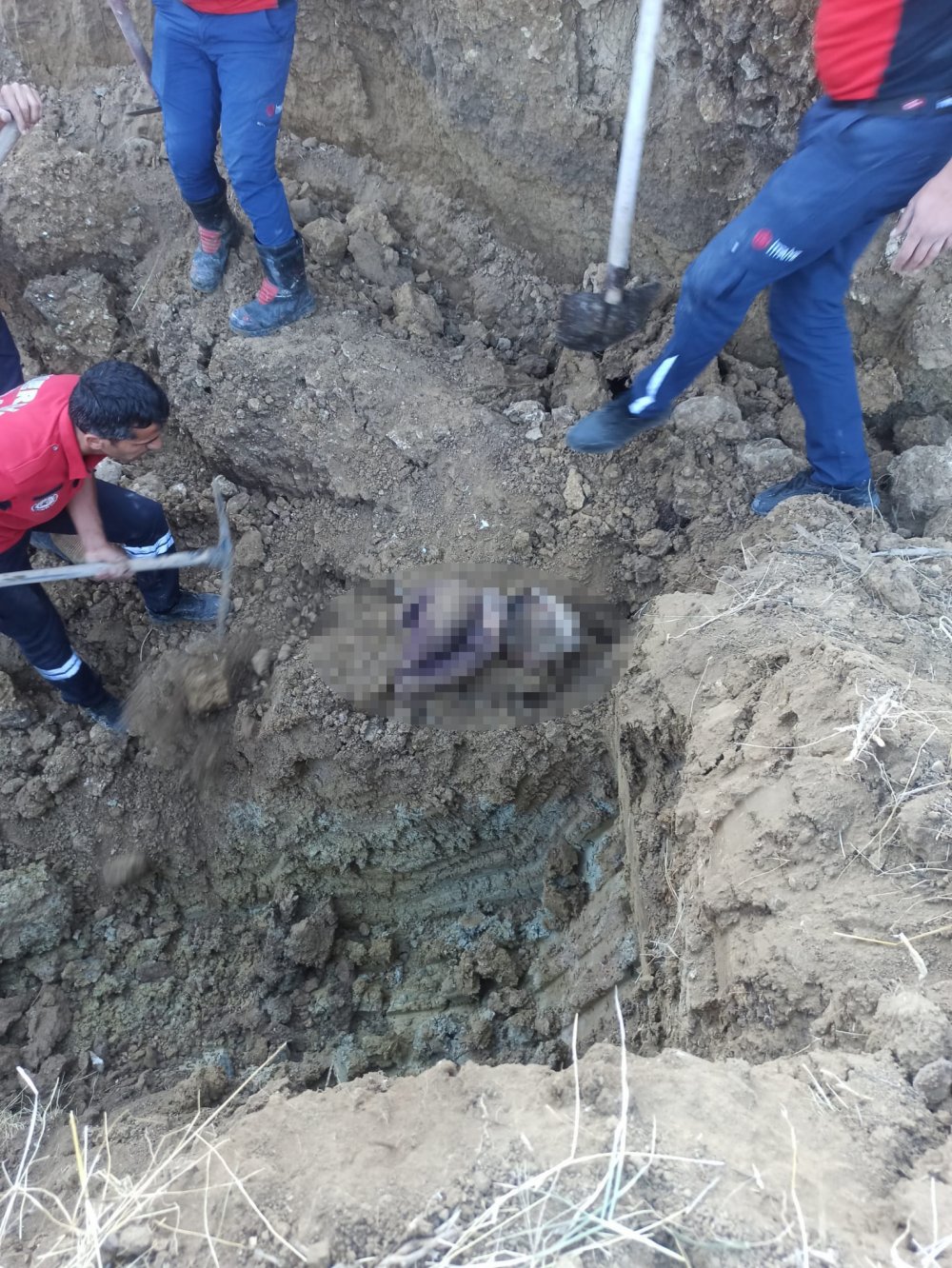 Su kuyusu kazısında göçük; toprak altında kalan 2 işçi öldü