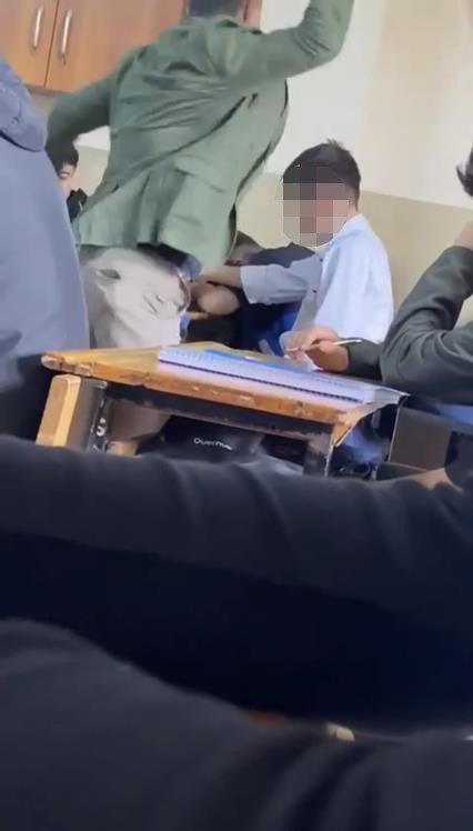 Öğretmen öğrencisini kitapla böyle dövdü