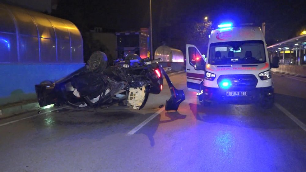 Takla atan otomobilden fırlayan kadın öldü, yaralı sağlık ekiplerine saldırıp kaçtı