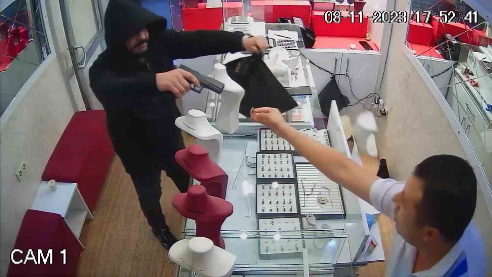 Adana'da yaşandı! Kuyumcuyu soydu, kaçarken kendini vurdu