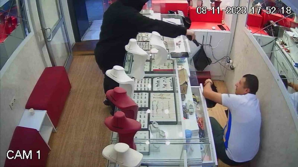 Adana'da yaşandı! Kuyumcuyu soydu, kaçarken kendini vurdu