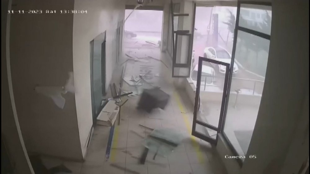 İstanbul'da fırtına camı çerçeveyi indirdi! Çalışanı böyle savurdu ve yaraladı