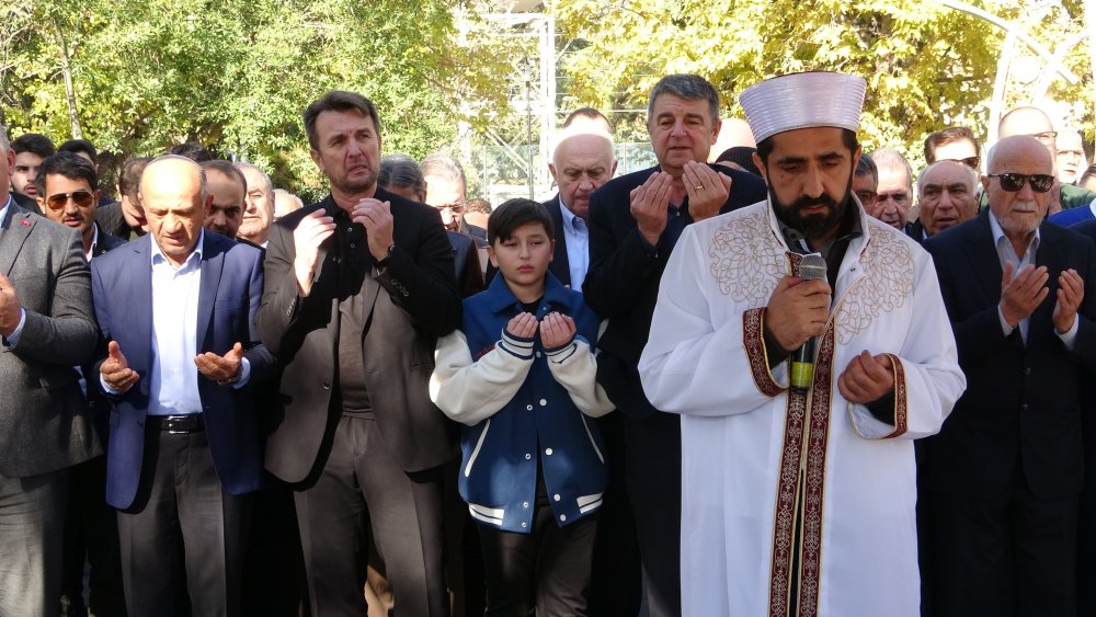 Cesedi asitle yok edilen tanınmış halıcı için gıyabi cenaze namazı kılındı