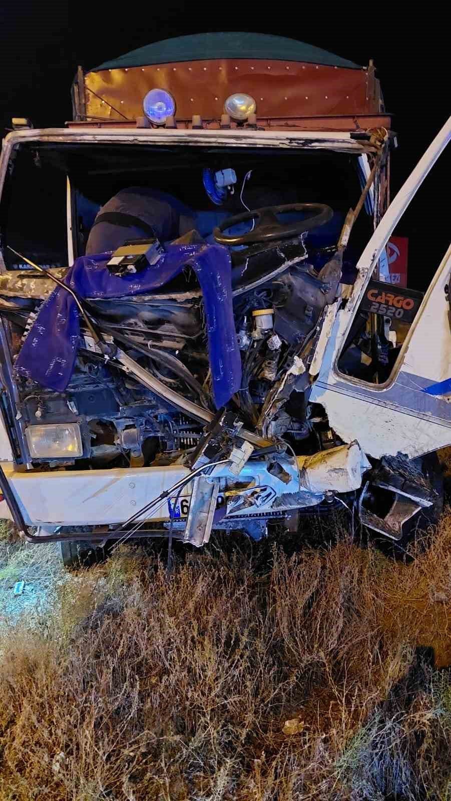 Konya'da kamyon ile tır çarpıştı!