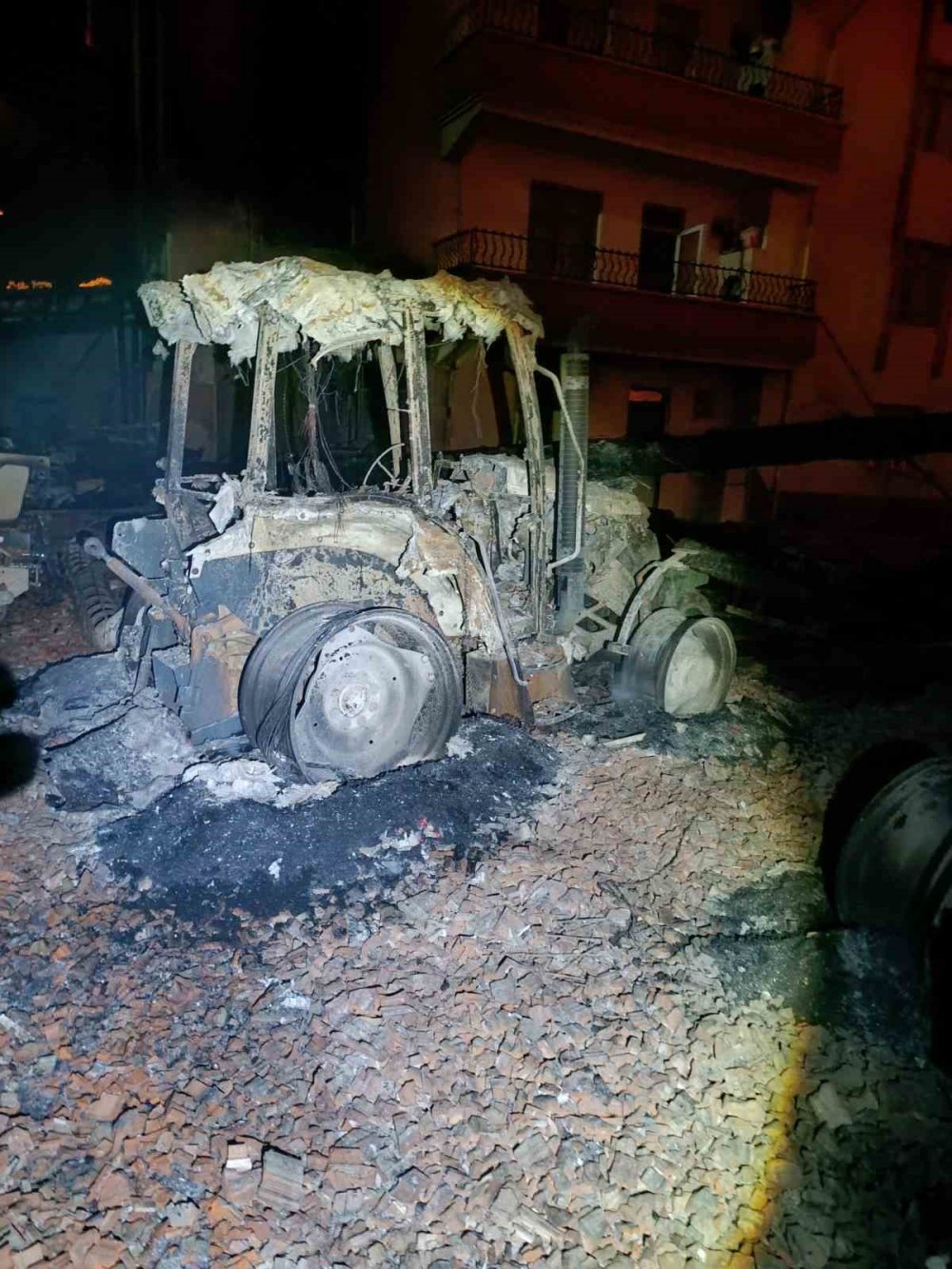 Köyde yangın: 3 traktör, 1 kamyonet ve binlerce saman balyası kül oldu