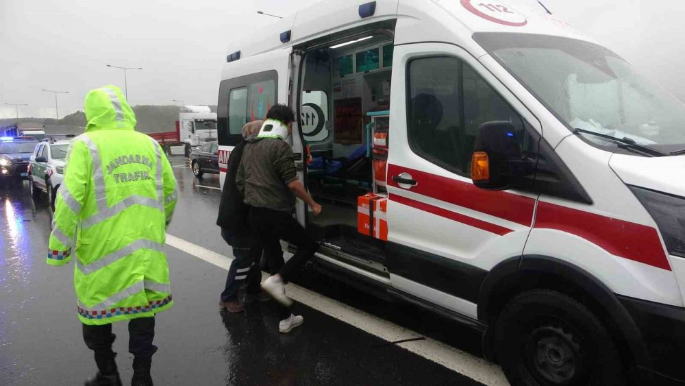Kuzey Marmara Otoyolu’nda iki araç çarpıştı: 13 yaralı