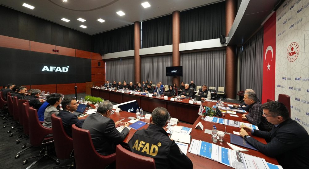 İçişleri Bakanı Ali Yerlikaya, AFAD'la değerlendirme toplantısı gerçekleştirdi