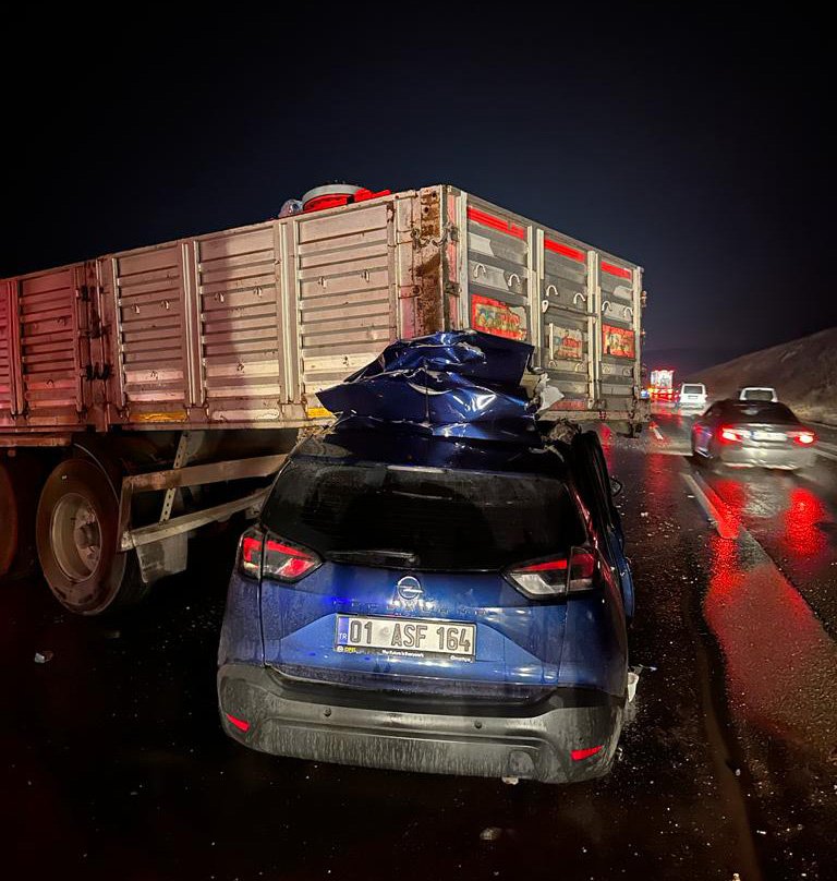 Otomobil TIR’ın altına girdi: 1 ölü, 3 yaralı