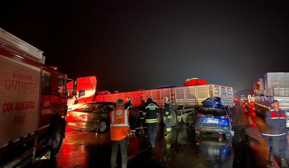 Otomobil TIR’ın altına girdi: 1 ölü, 3 yaralı