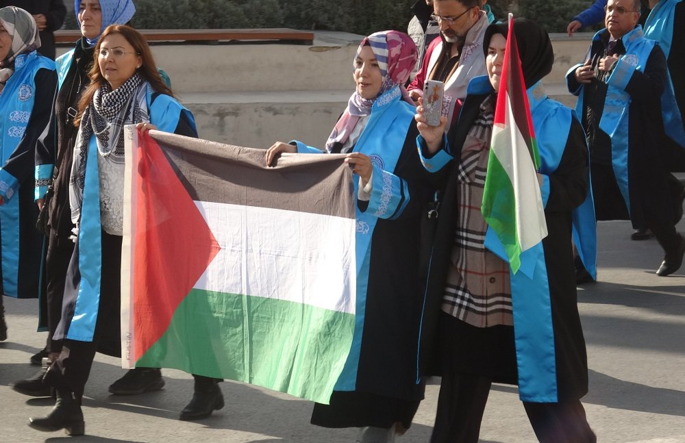 Konya'da akademisyenlerden İsrail'e tepki yürüyüşü