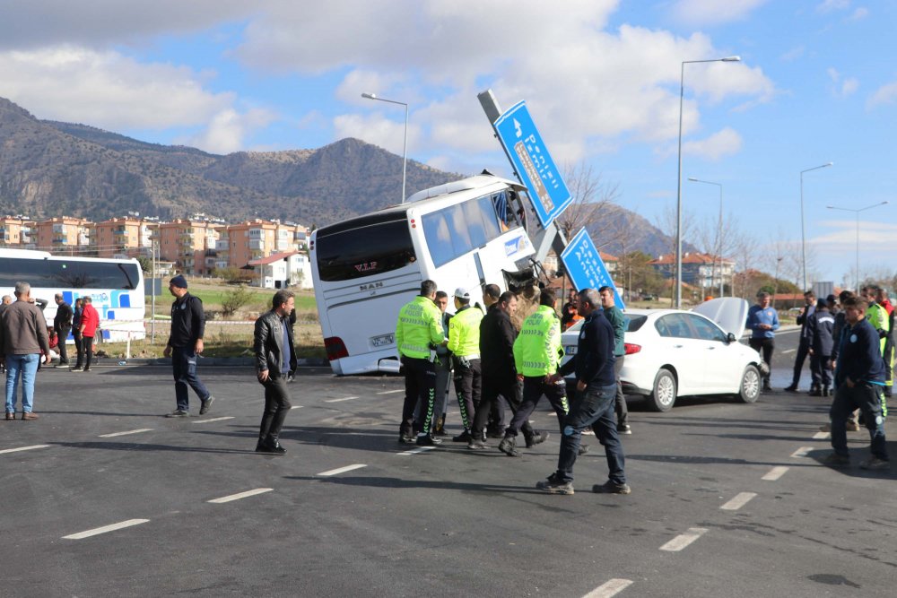 Konya’ya turist getiren otobüs kaza yaptı! Onlarca yaralı var