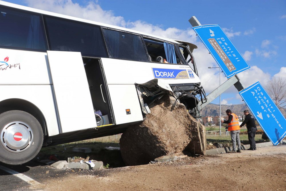 Konya’ya turist getiren otobüs kaza yaptı! Onlarca yaralı var
