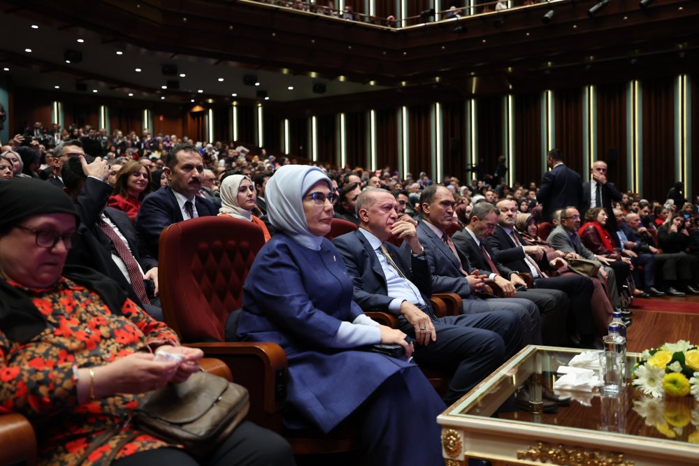 Cumhurbaşkanı Erdoğan'a, şehit öğretmen Aybüke Yalçın'ın bağlaması hediye edildi