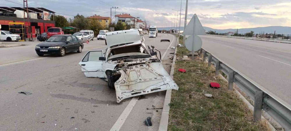 Amasya’da feci kaza... İkiye bölünen otomobilden sağ çıktılar