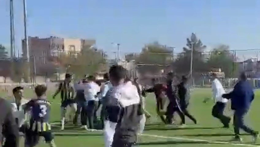 Futbol turnuvasında tekmeli yumruklu kavga