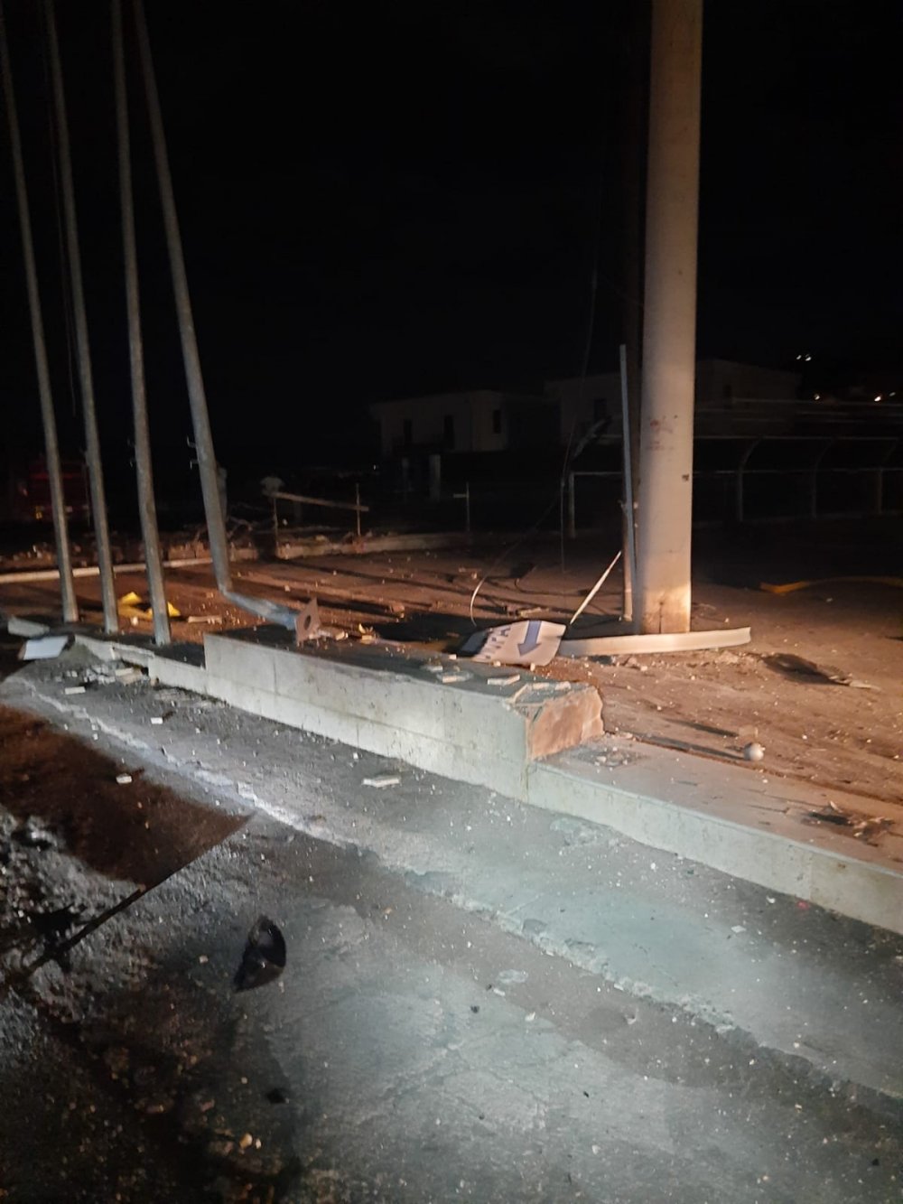 Otomobil önce yayaya, ardından beton direğe çarptı: 1 ölü, 2 yaralı