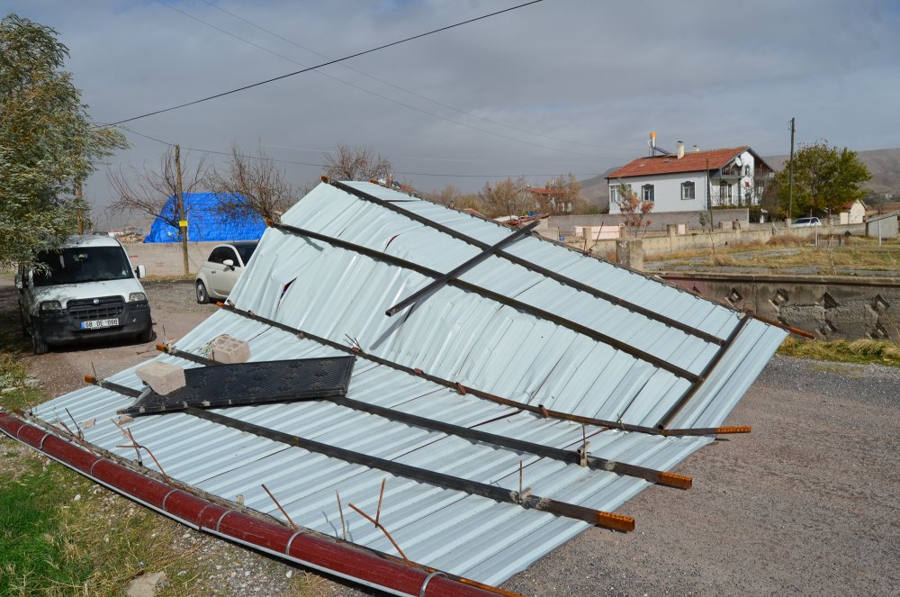 Seyir halindeki otomobilin üzerine çatı düştü!