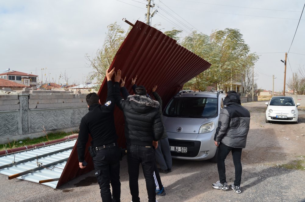 Seyir halindeki otomobilin üzerine çatı düştü!