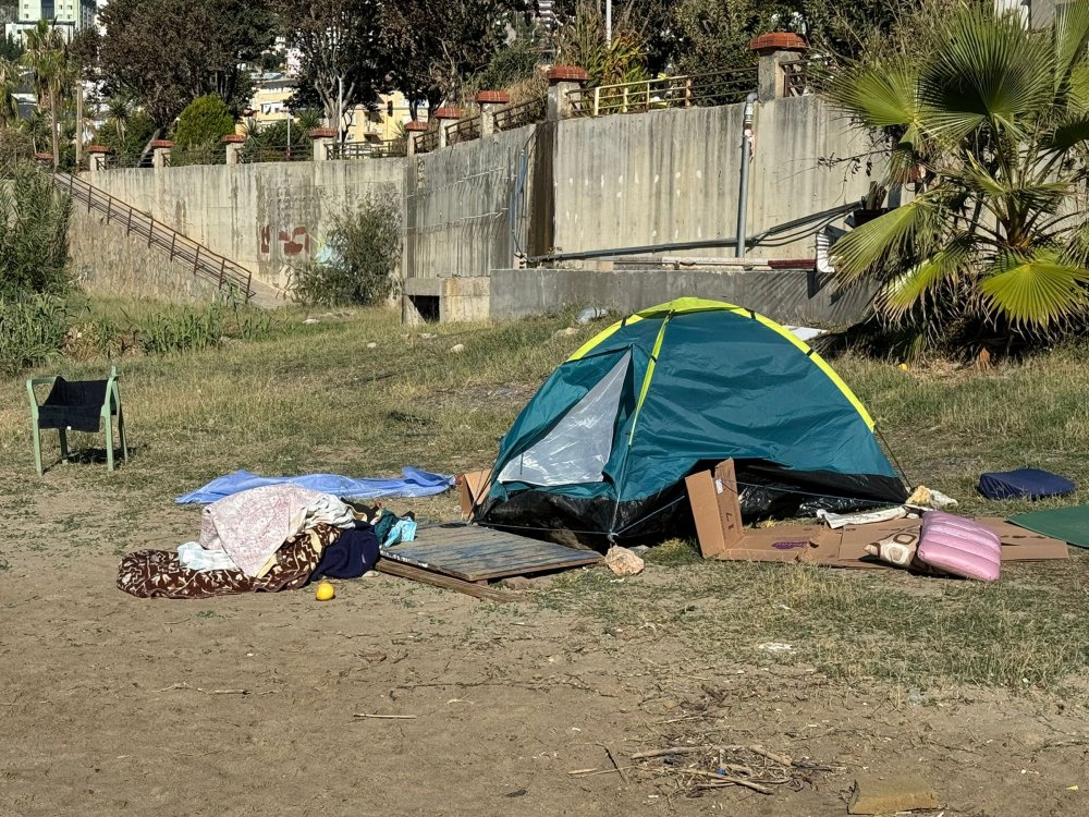 Antalya'da sahildeki çadırın yanında erkek cesedi bulundu