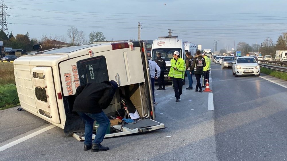 Kocaeli'de otomobil yolcu minibüsüne çarptı, ortalık savaş alanına döndü! 17 yaralı