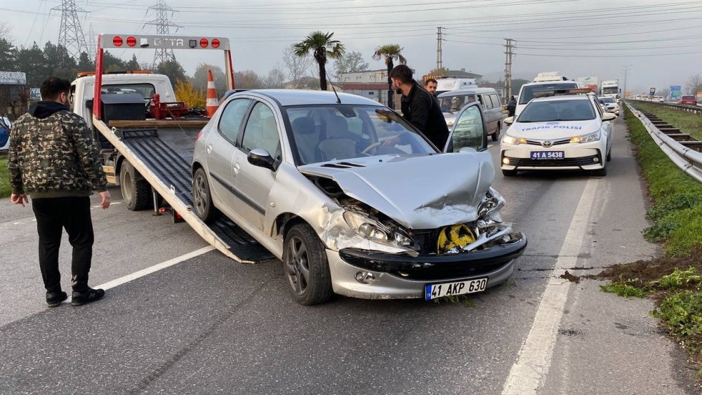 Kocaeli'de otomobil yolcu minibüsüne çarptı, ortalık savaş alanına döndü! 17 yaralı