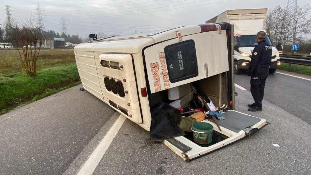 Kocaeli'de otomobil yolcu minibüsüne çarptı, ortalık savaş alanına döndü! 17 yaralı