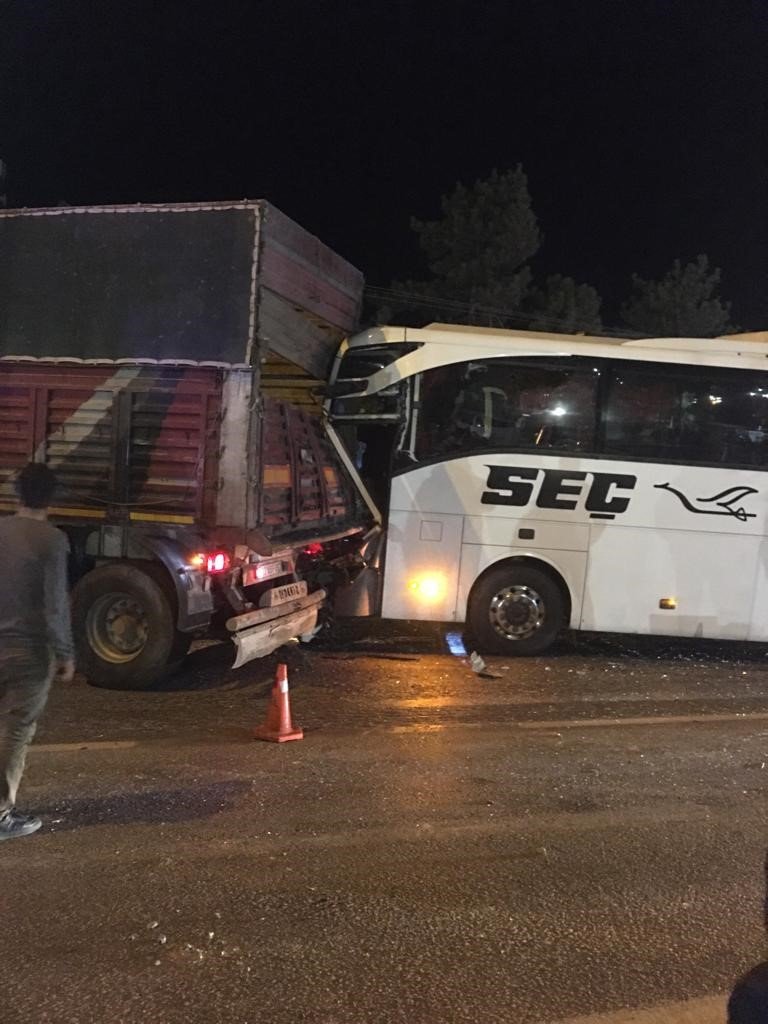 Konya’da yürekler ağızlara geldi! Yolcu otobüsü tıra daldı...