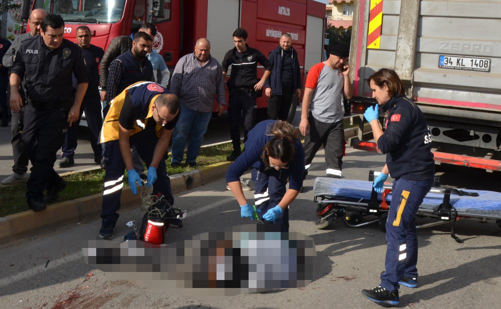Antalya'da 19 yaşındaki genç karşı şeride savrulup, kamyonun altında can verdi