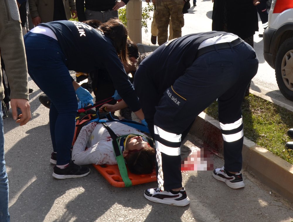 Antalya'da 19 yaşındaki genç karşı şeride savrulup, kamyonun altında can verdi