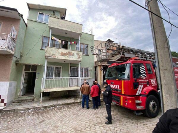 Haber alınamıyordu, elleri arkadan bağlı tavana asılı cesedi bulundu