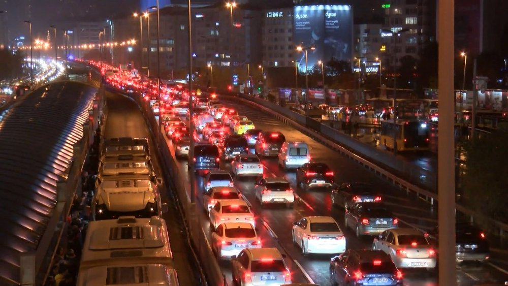 İstanbul'da yağışlı havayla birlikte trafik yoğunluğu oluştu