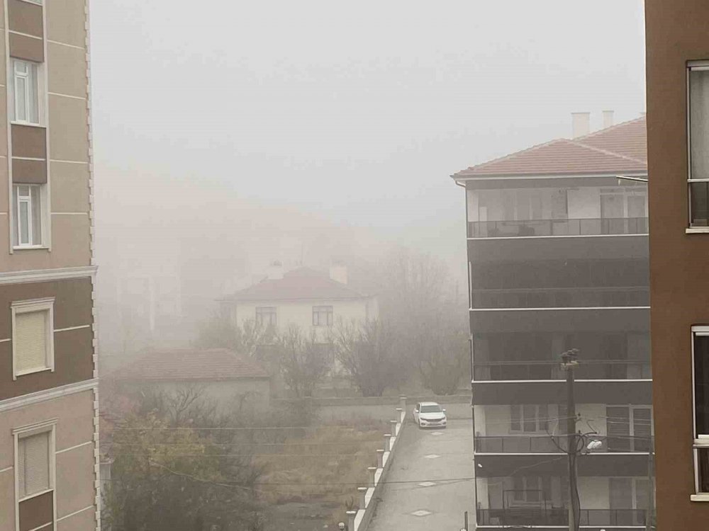 Konya'nın ilçesinde yoğun sis... Görüş mesafesi 15 metreye kadar düştü