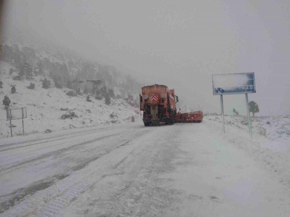 Alacabel mevkiine mevsimin ilk karı yağdı... Konya-Antalya yolunda son durum