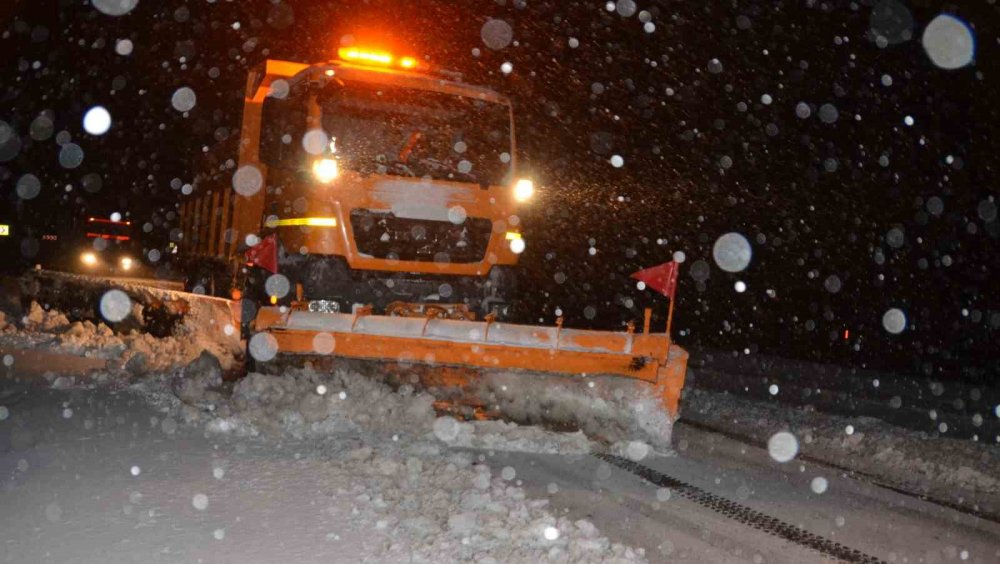 Konya-Antalya karayolunda kar yağışı... O araçların geçişine izin yok
