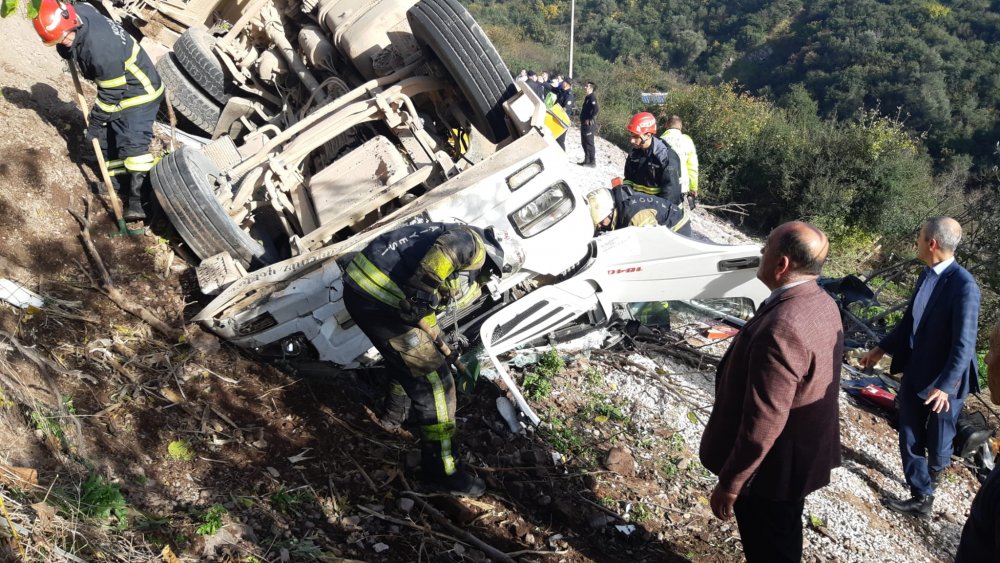 Kocaeli'de, şarampole devrilen kamyonun altında kalan sürücü öldü